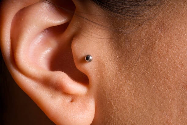 piercing dall'orecchio al trago: guida completa