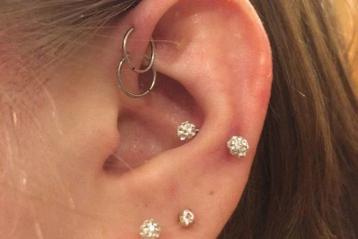donna con piercing all'orecchio