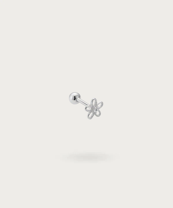 Immagine del Piercing Orecchio con motivo floreale in argento, vista frontale