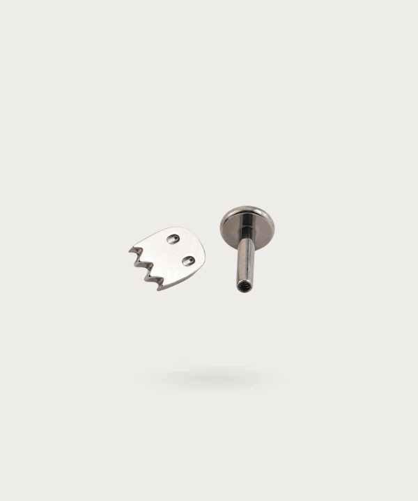 Dettaglio del Piercing Helix Fantasma in Titanio.