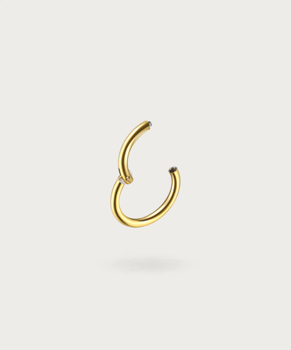 Primo piano del Piercing Helix Anello Paulina, che evidenzia la qualità del titanio clicker