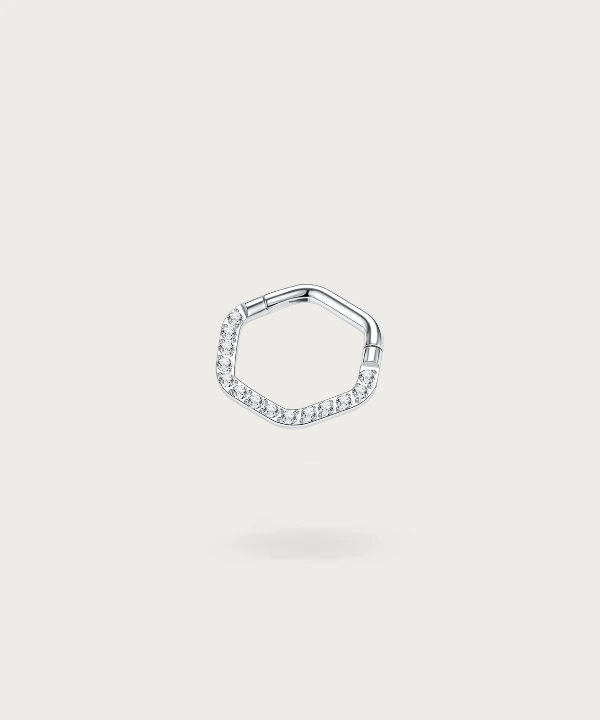 "Piercing Conch Clicker in Titanio, che apporta un tocco di eleganza a un outfit formale."