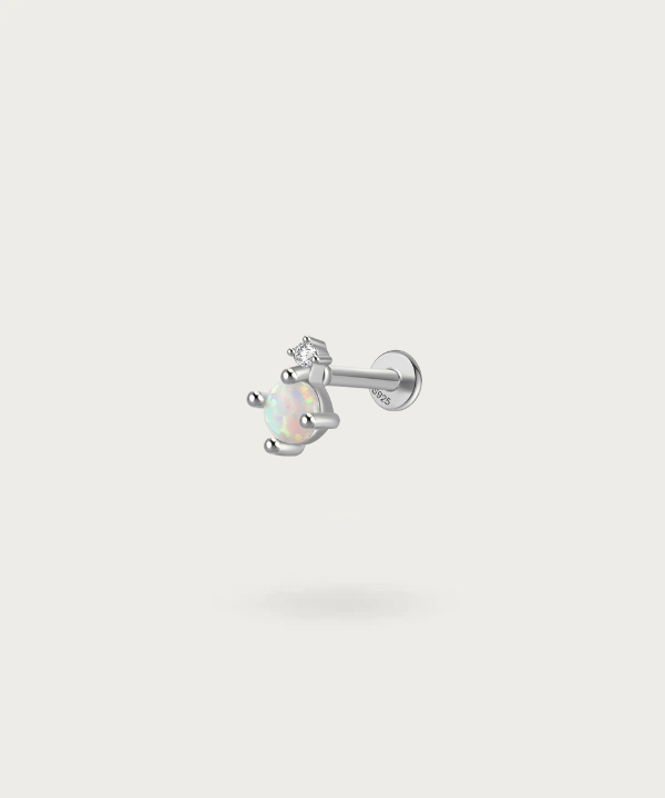 "Piercing Forward Helix Pietra Opale argentato, elegante in uno stile casual."