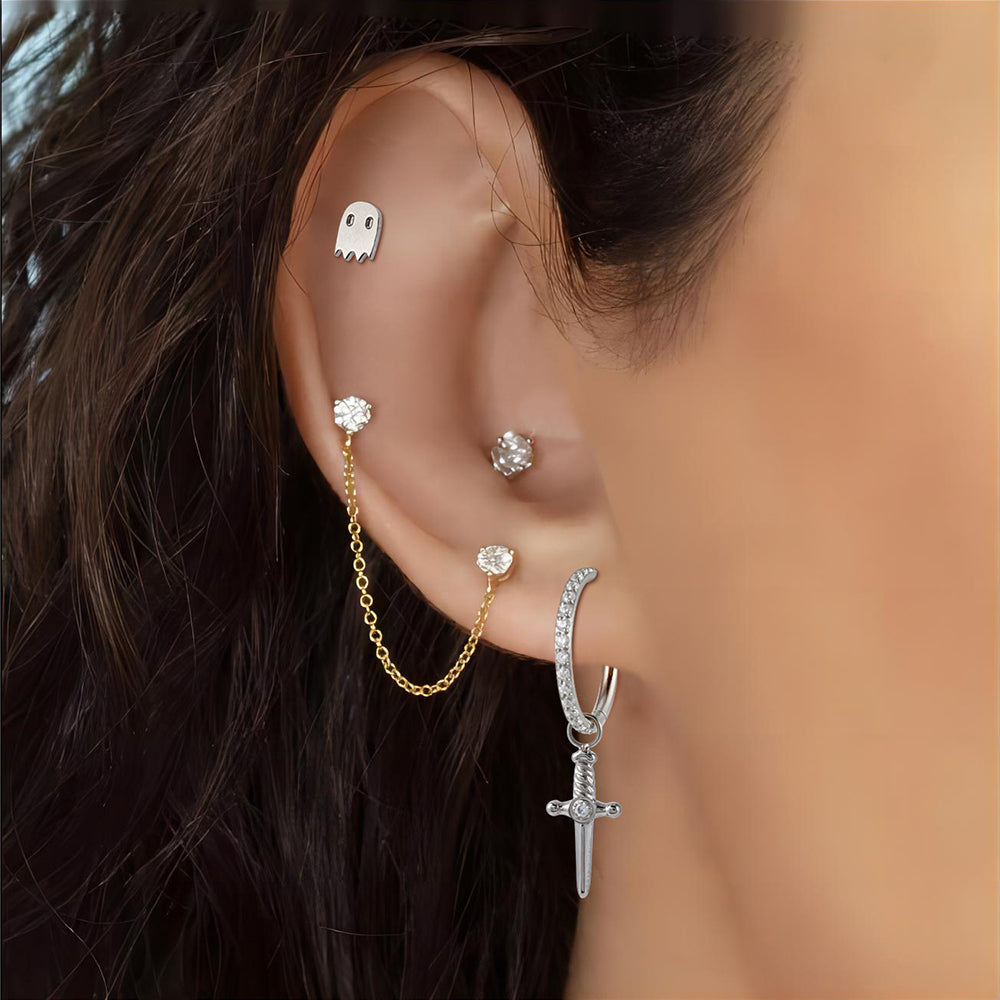 Piercing Helix Fantasma in Titanio indossato su un orecchio femminile.