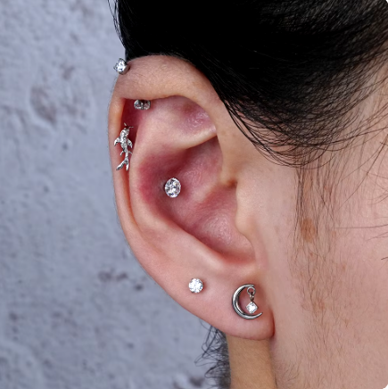 Donna che indossa il gioiello con luna conch e zircone.