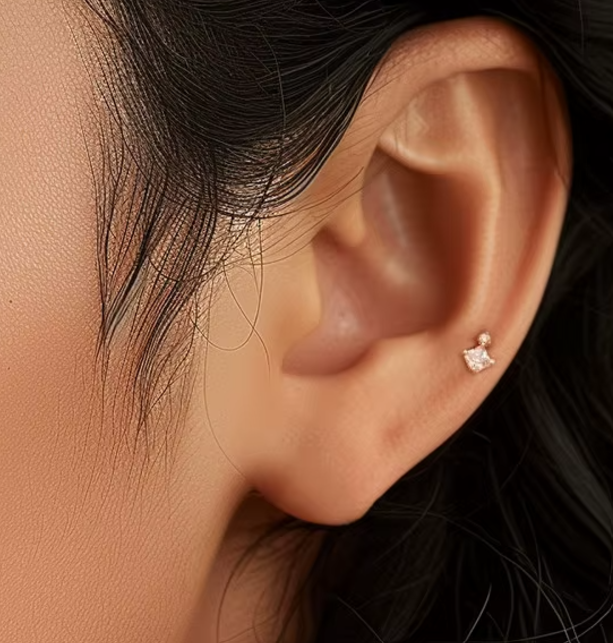 Piercing flat Ermin con cuore di zirconi, ideale per un look romantico per donne