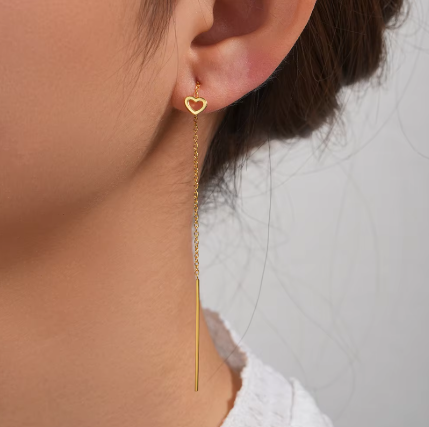 Orecchini di Jessica, simbolo d'amore e di eleganza con catena e cuore.