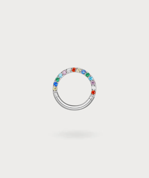 Esalta il tuo stile con il piercing daith Hellin, un gioiello a cerchio arcobaleno