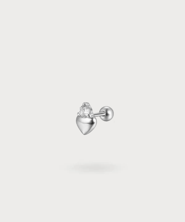 Maya, un gioiello flat a forma di cuore in argento con zircone sopra il cuore per un design senza tempo