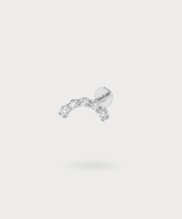 Dettaglio della placcatura in oro e dell'argento 925 del piercing, sottolineando la sua superiore qualità.