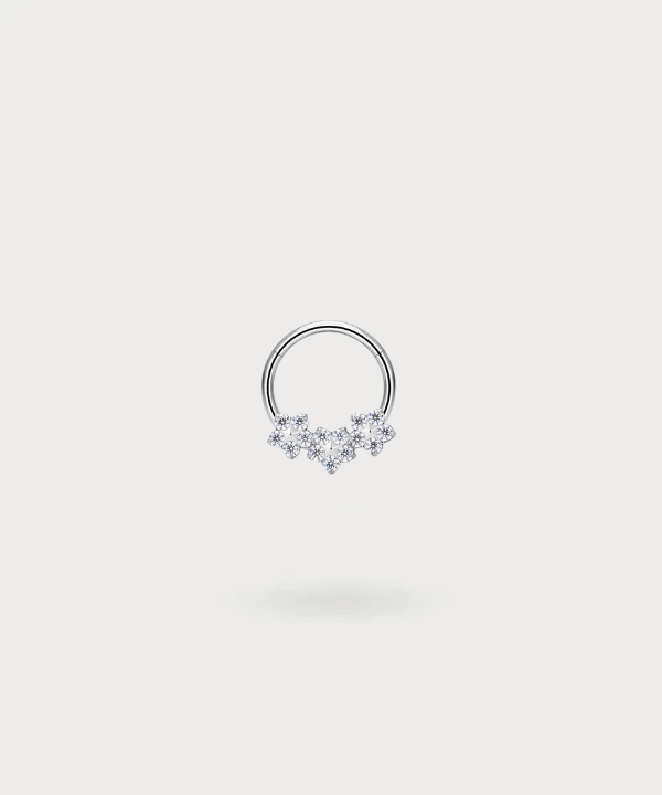 "Piercing Daith Anello Olaya in titanio, color argento, con tre fiori delicati incastonati di zirconi."