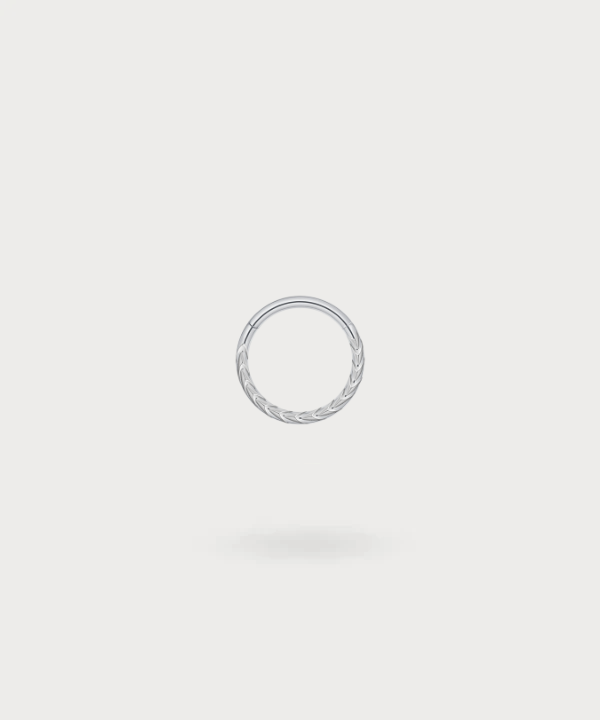 "Daith Piercing Anello Intrecciato Francisca in titanio, con finitura argentata, unendo eleganza e design testurato."