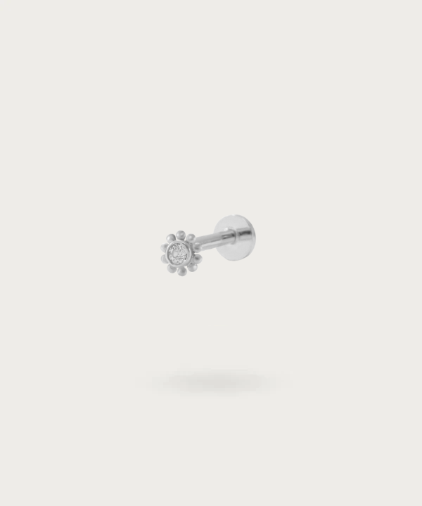 Piercing  Forward Helix Elegante, mettendo in evidenza il design innovativo e la qualità dell'artigianato.
