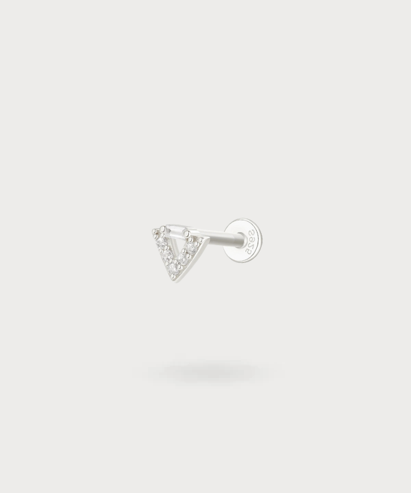 Sofisticazione geometrica del piercing lobo Auxi, triangolo con zirconi in argento massiccio S925.