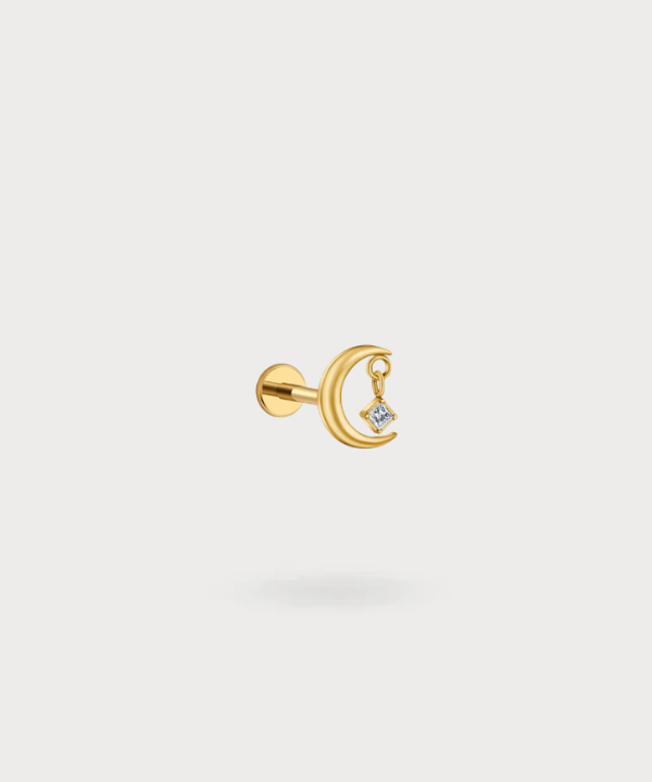Piercing conch Giulia in titanio dorato, luna con zircone pendente scintillante.