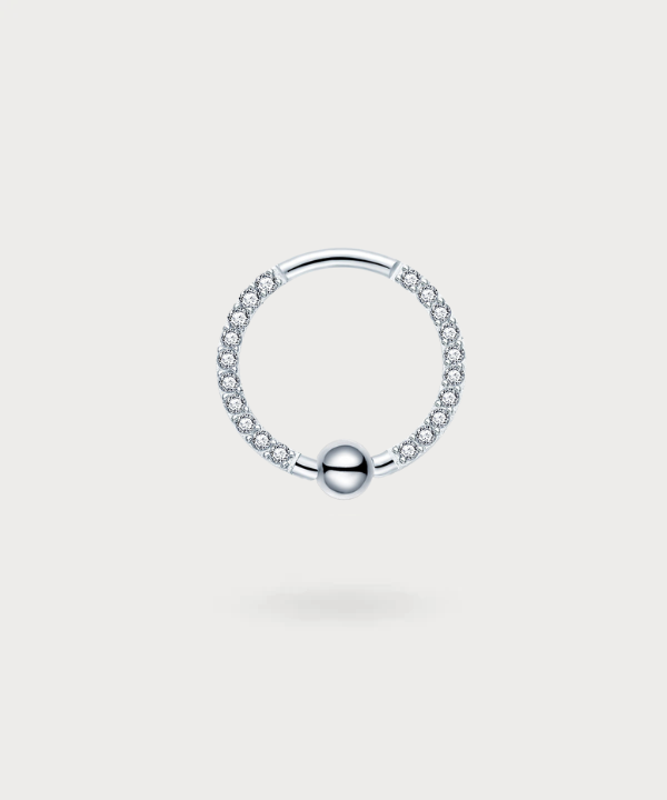 Aggiungi un tocco di sofisticazione al tuo orecchio con il Dana, adornato di zirconi