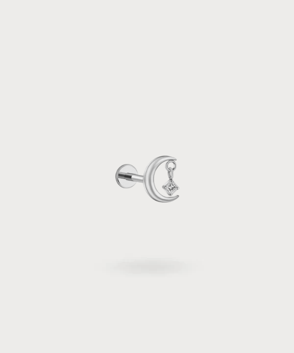 Piercing conch Giulia in titanio argentato, design di luna con zircone pendente brillante.