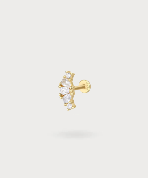 Piercing helix Hegoa con zirconi allineati, brillando di sofisticazione