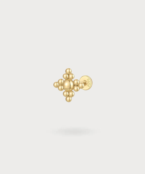 Piercing flat Xana con un arrangiamento di sfere dorate per un look minimalista