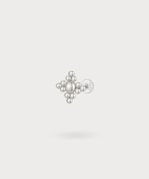 Il piercing flat Xana, un tocco di eleganza moderna in argento