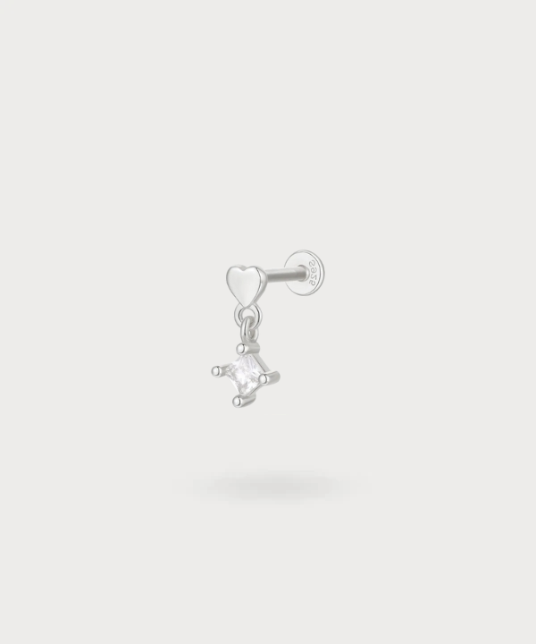 Bagliore sottile del piercing Enara, una composizione romantica per il forward helix