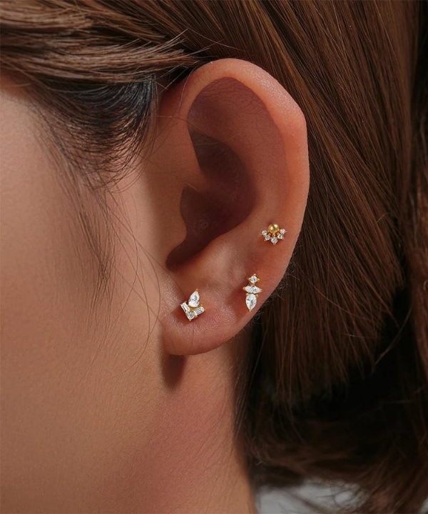 Armonia e brillantezza con il piercing forward helix Ariadni, raffinatezza in ogni dettaglio.