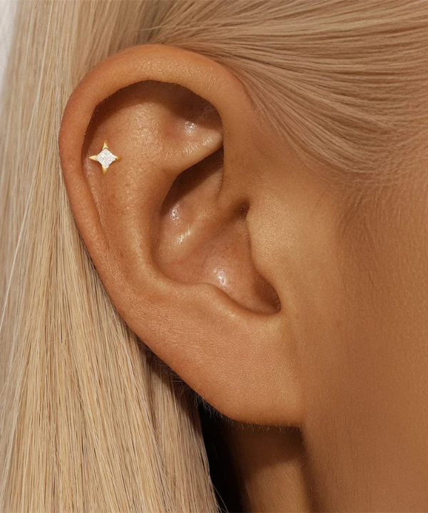 Sfumature di eleganza sottile nel piercing Flat Carmen, ideale per uno stile sofisticato
