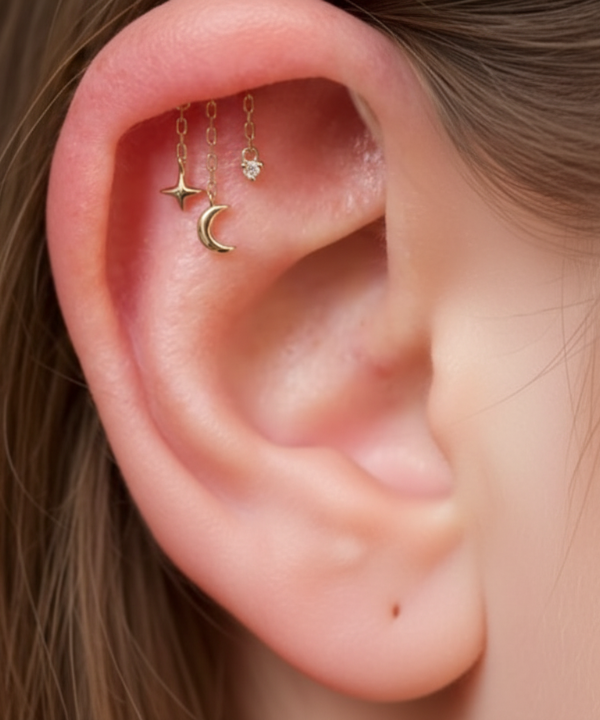 Piercing Selene, luna con zircone pendente e catene scintillanti, indossato sull'elica dell'orecchio di una donna