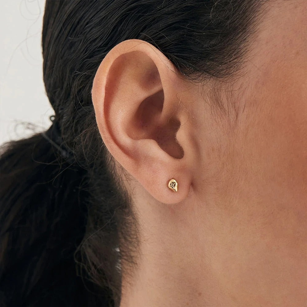 Montse anti-helix: raffinatezza sottile e fascino naturale