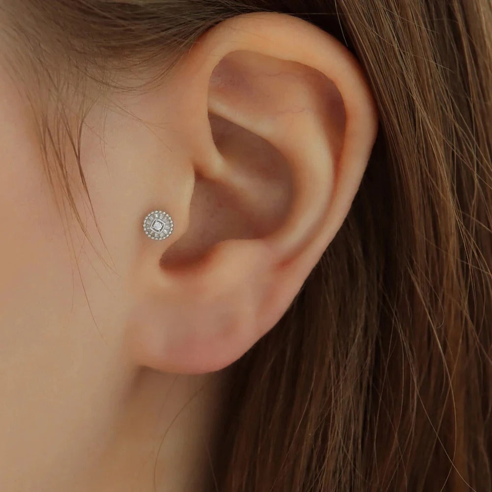 Sabrina, un piercing flat che illumina il tuo stile con i suoi zirconi scintillanti