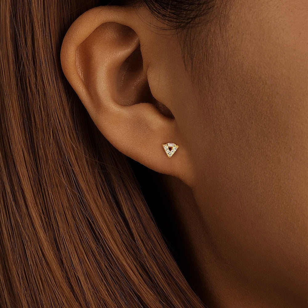 Donna con piercing Auxi al lobo in oro, disponibile anche per il lobo.