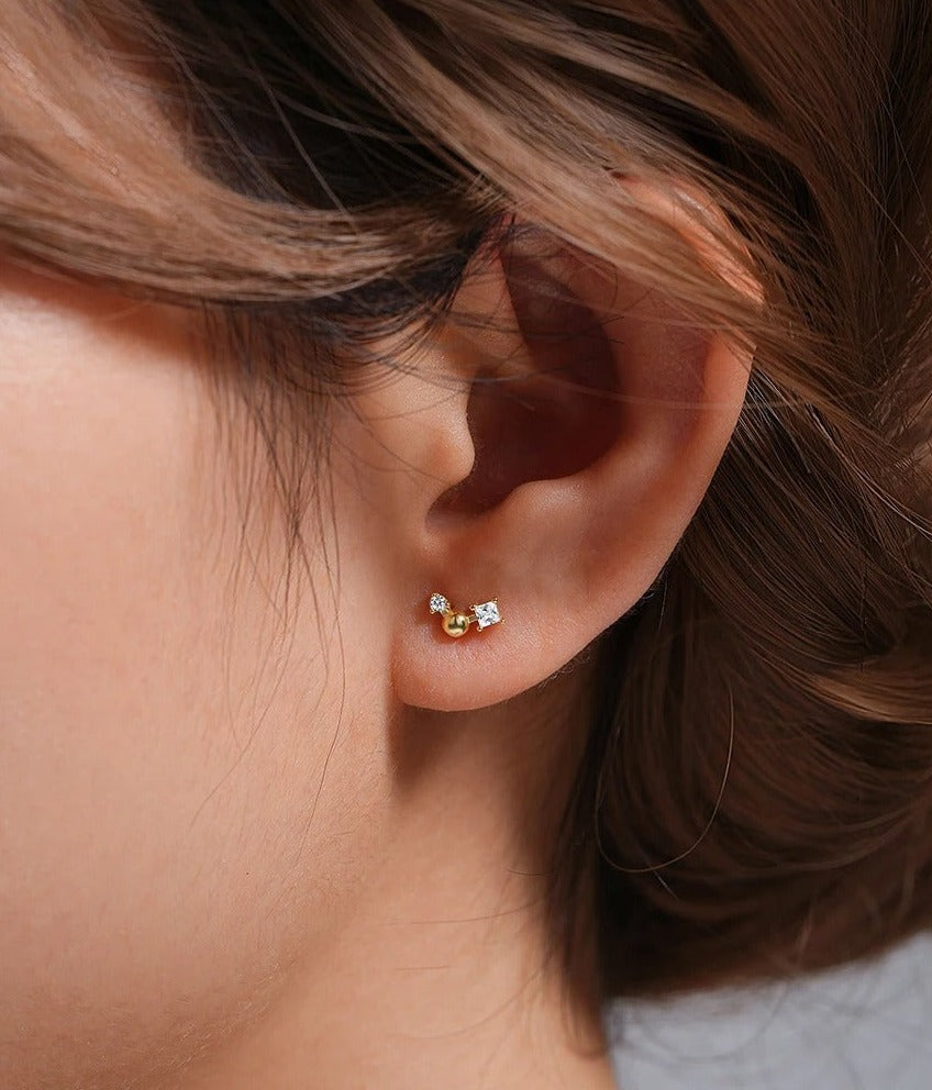 Doppia eleganza con il piercing helix Yolanda e i suoi due zirconi scintillanti