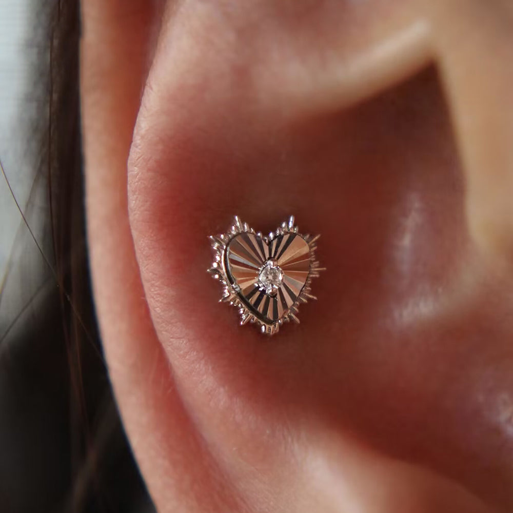 Vista indossata del Piercing Trago Con Cuore, dimostrando il suo dolce fascino su un modello femminile