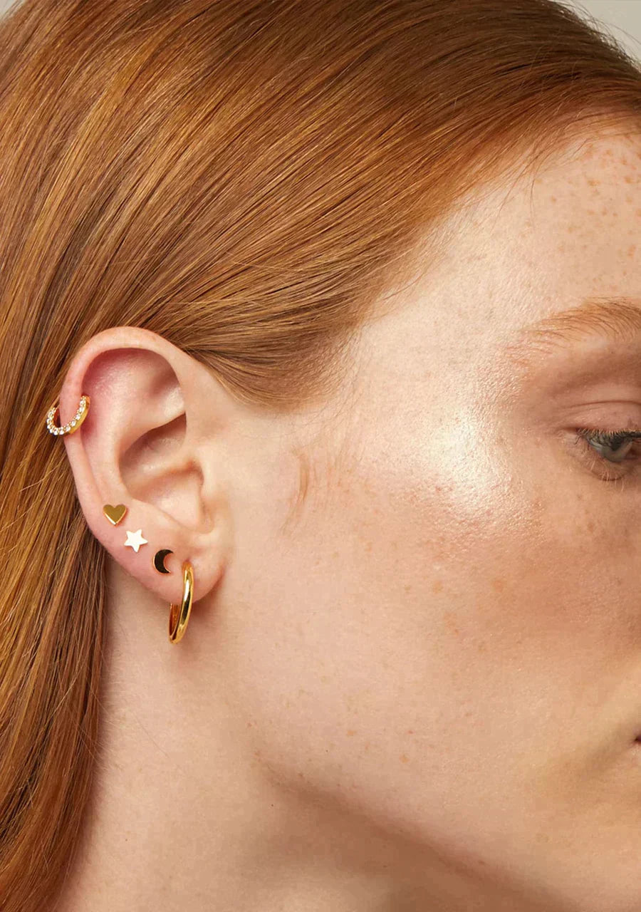 Vista indossata del Piercing Orecchio Stella, che dimostra il suo fascino celeste su un modello femminile Helix