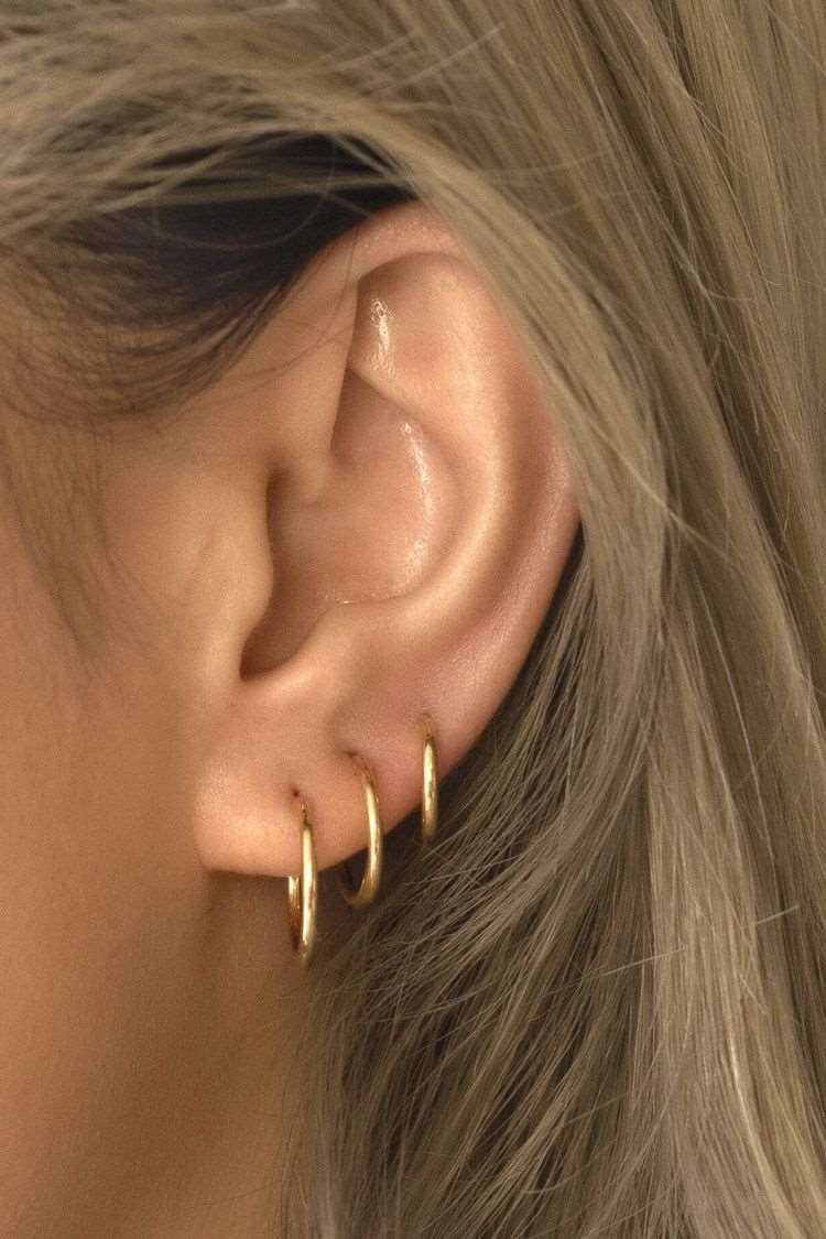 Primo piano del Piercing Helix Anello Paulina, che evidenzia la qualità del titanio indossato su donna