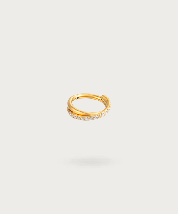 "Orecchino Piercing Helix Anello Incrociato con finitura dorata."
