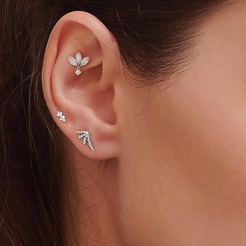 "Donna che indossa il Piercing Orecchio in Argento 925"