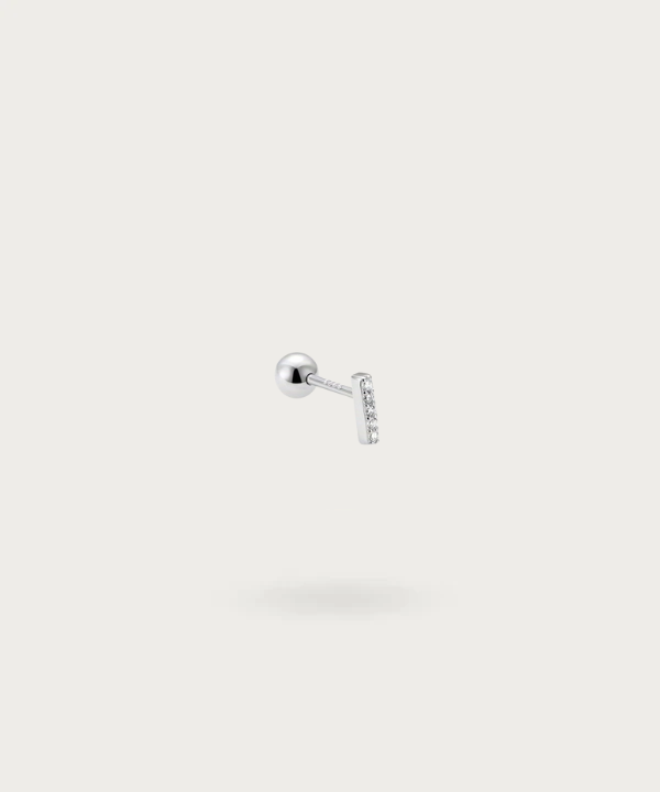 Primo piano del Piercing Forward Helix Labret con Zirconi argentato