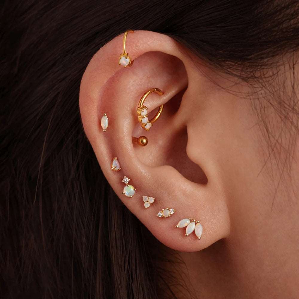 "Vista di una donna che indossa il Piercing Helix Fiore"