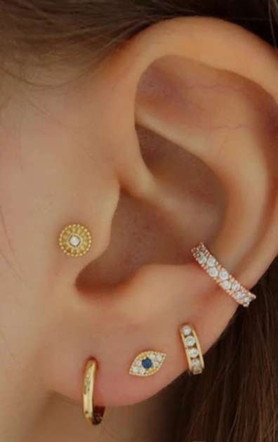 "Donna che indossa il Piercing Forward Helix Occhio con finitura dorata"