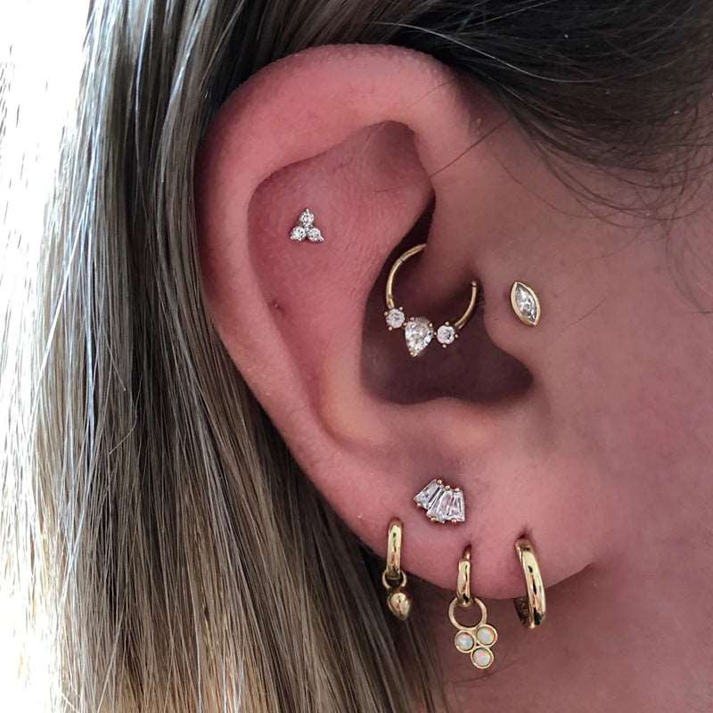 Daith con Anello e Zirconi indossato all'orecchio.
