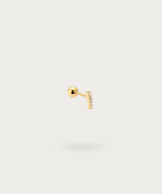 Primo piano del Piercing Forward Helix Labret con Zirconi dorato