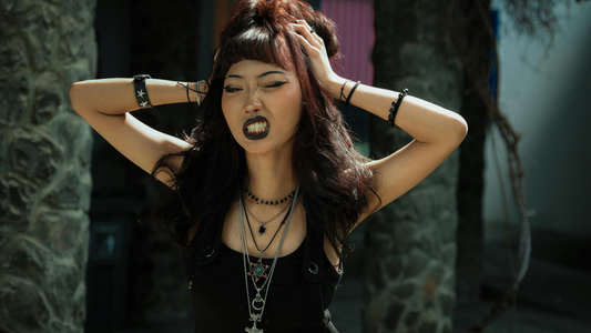 Donna stravagante con piercing alle orecchie