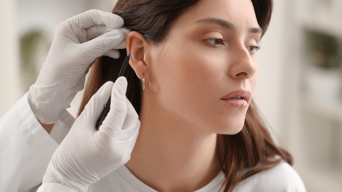 Donna che indossa un piercing ad anello