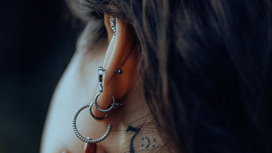 donna con diversi piercing all’orecchio