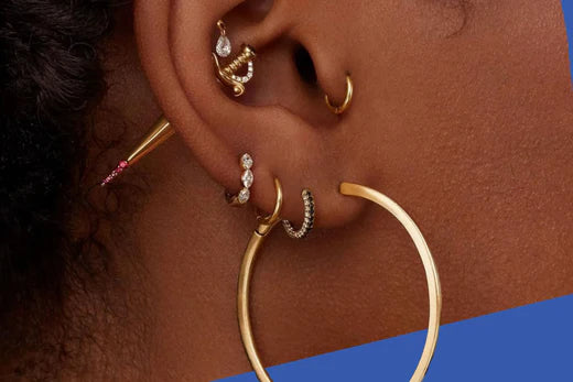 donna con piercing all'orecchio