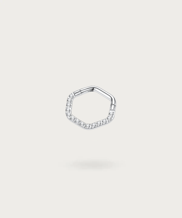 "Piercing Snug Clicker in Titanio, che apporta un tocco di eleganza a un outfit formale."