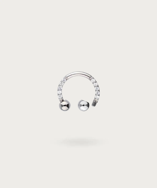 piercing snug a forma di ferro di cavallo in titanio argentato dettagli