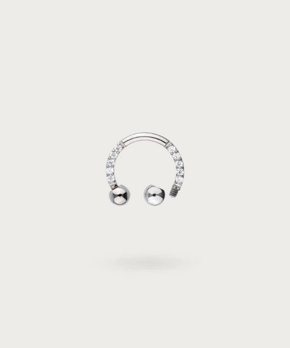 piercing snug a forma di ferro di cavallo in titanio argentato dettagli