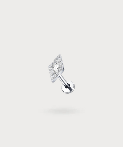 Esalta il tuo stile con il piercing flat Oriana, un gioiello quadrato e luminoso